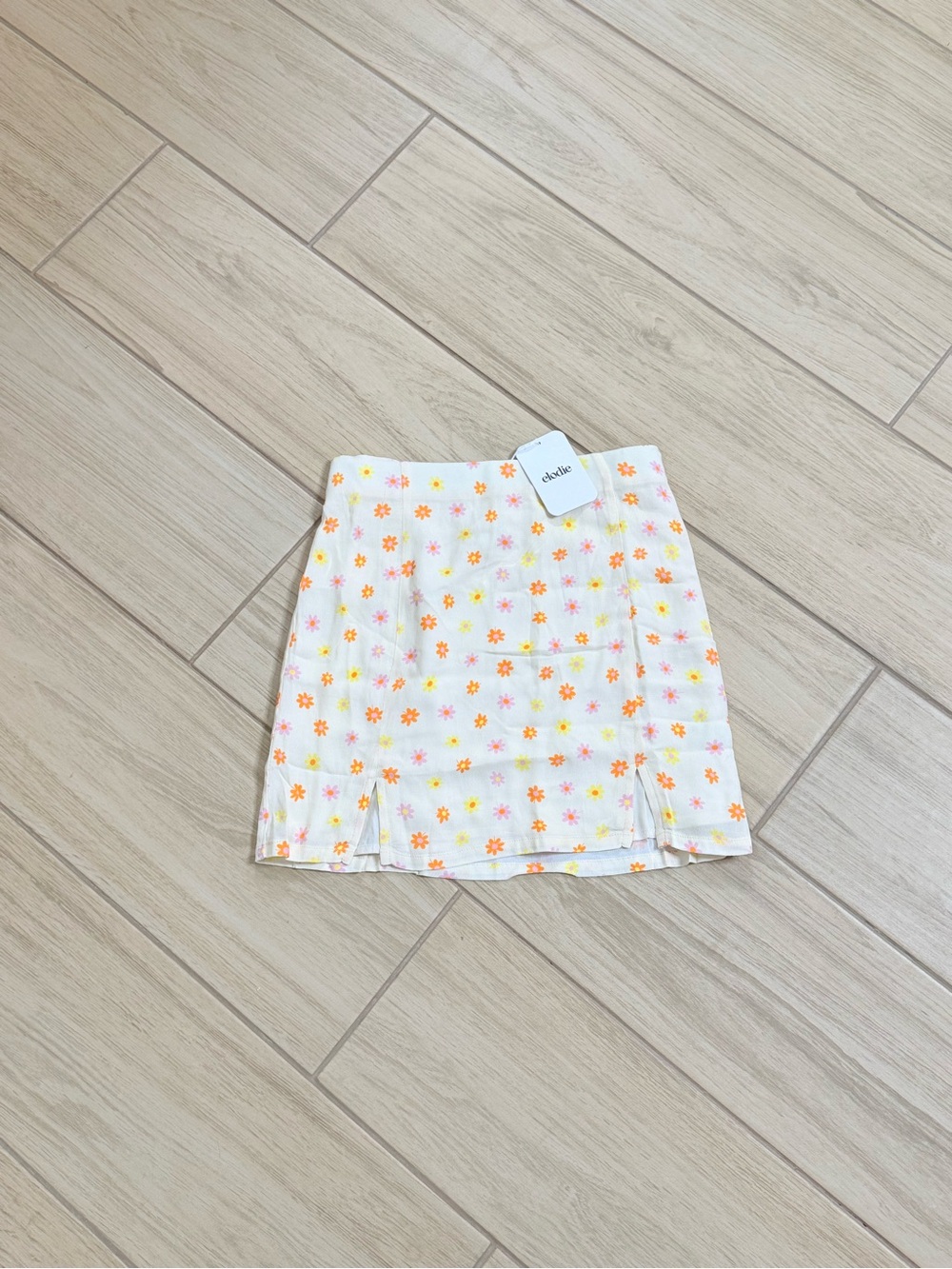 Elodie Floral Mini Skirt NWT Size Small Cream Daisy Print Boho Front Slit